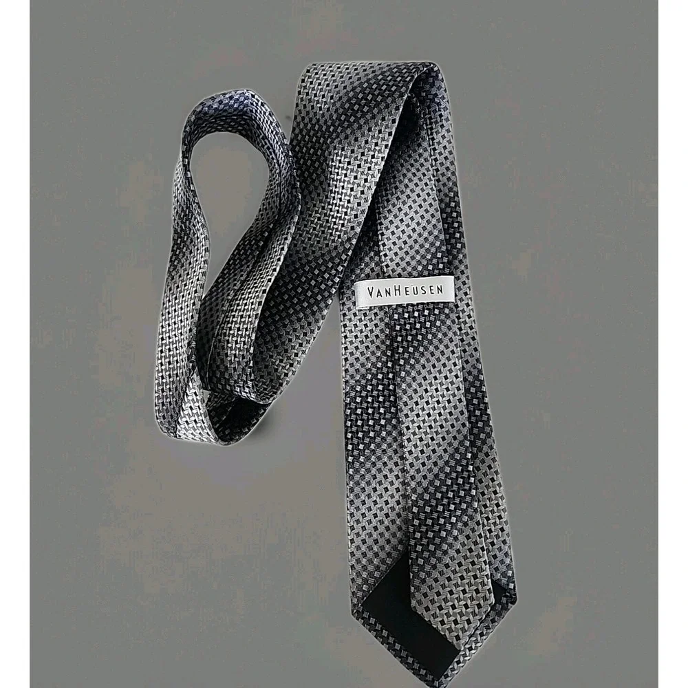 Van Heusen Jacquard Men's Necktie 100% Silk‎ Black/Silver Tungsten Geometric 58